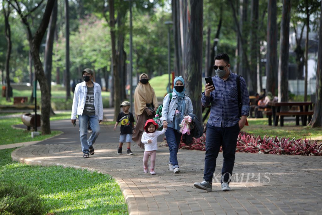 Pengunjung berjalan di Tebet Eco Park, Jakarta, Senin (15/8/2022). Setelah ditutup dua bulan untuk perbaikan sarana dan prasana, taman yang cukup luas ini kembali dibuka untuk umum. Setiap warga yang akan berkunjung diwajibkan mendaftarkan diri melalui aplikasi JAKI atau Jakarta Kini.