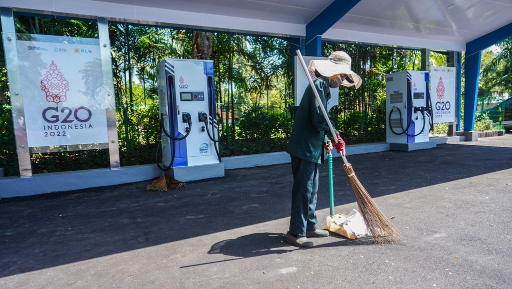Infrastruktur SPKLU di Nusa Dua, Bali, untuk keperluan KTT G20, Senin (12/9/2022). Penggunaan kendaraan dengan energi listrik dalam ajang internasional ini menjadi salah satu bagian kampanye gerakan konversi energi bahan bakar.