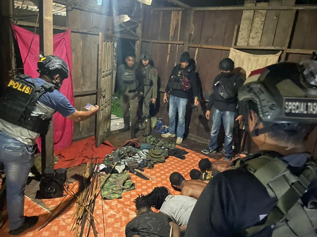 Tim gabungan menggerebek rumah yang diduga menjadi tempat persembunyian kelompok kriminal bersenjata di Jalan Paradiso, Kompleks Anggruk, Distrik Dekai, Kabupaten Yahukimo, Papua Pegunungan, Kamis (4/5/2023).
