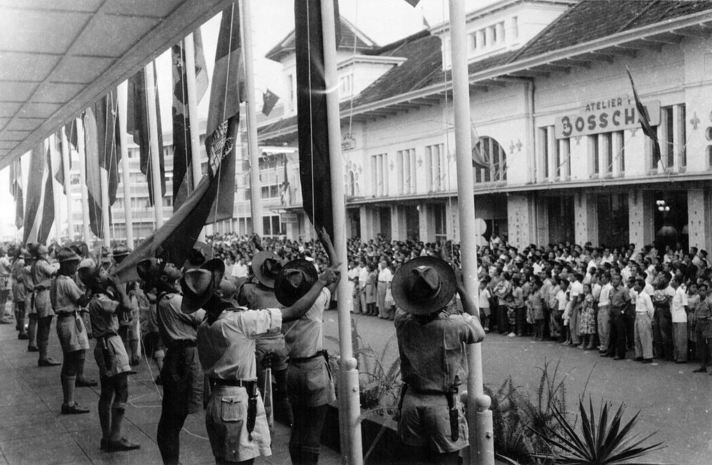 Pandu Indonesia mengibarkan bendera negara-negara peserta Konferensi Asia-Afrika di Bandung, 19 April 1955.