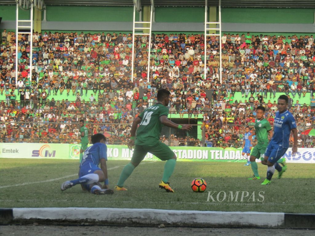 Laga PSMS Medan melawan Persib Bandung di Stadion Teladan Medan, Minggu (26/3/2017). Stadion penuh sesak dengan penonton hingga duduk di tembok pembatas tribune.