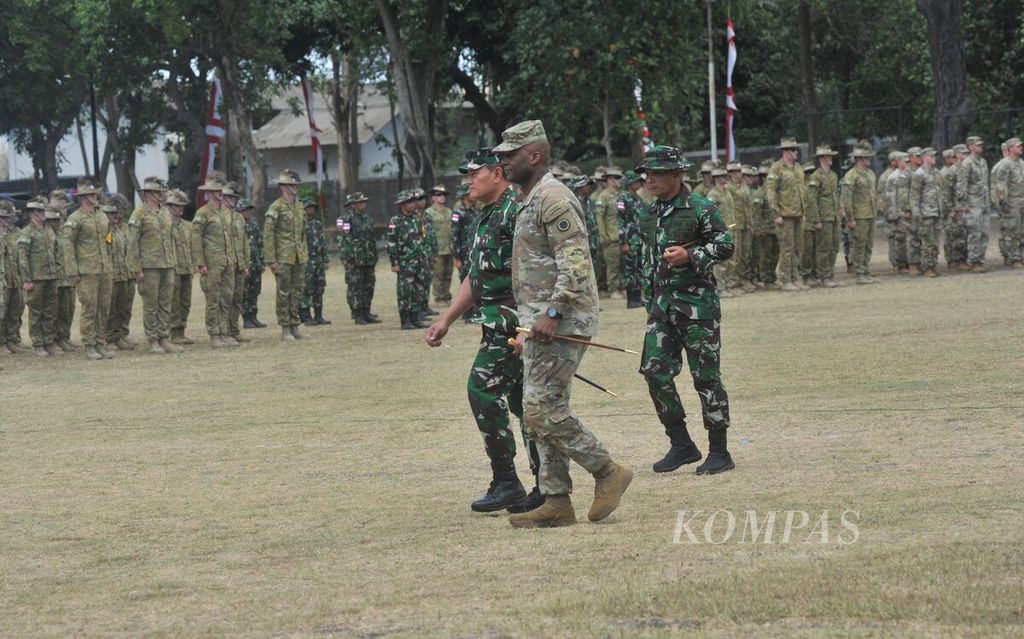 The Commander-in-Chief of the Indonesian National Defense Forces, Admiral Yudo Margono, and the Commanding General of I Corps, Lieutenant General Xavier T. Brunson, inspected the troops during the opening ceremony of the Super Garuda Shield Joint Exercise 2023 at Puslatpur 5 Baluran, Situbondo, on Thursday (31/8/2023).
