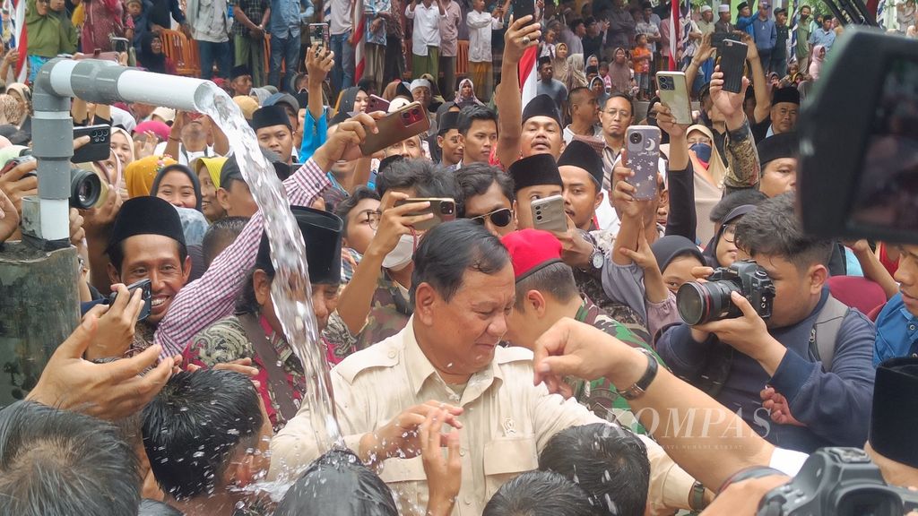Menteri Pertahanan Prabowo Subianto meninjau salah satu titik penyerahan bantuan sumur bor dan pipanisasi sumber mata air di Pondok Pesantren Al Anwar, Kabupaten Bangkalan, Jawa Timur, Selasa (23/1/2024).