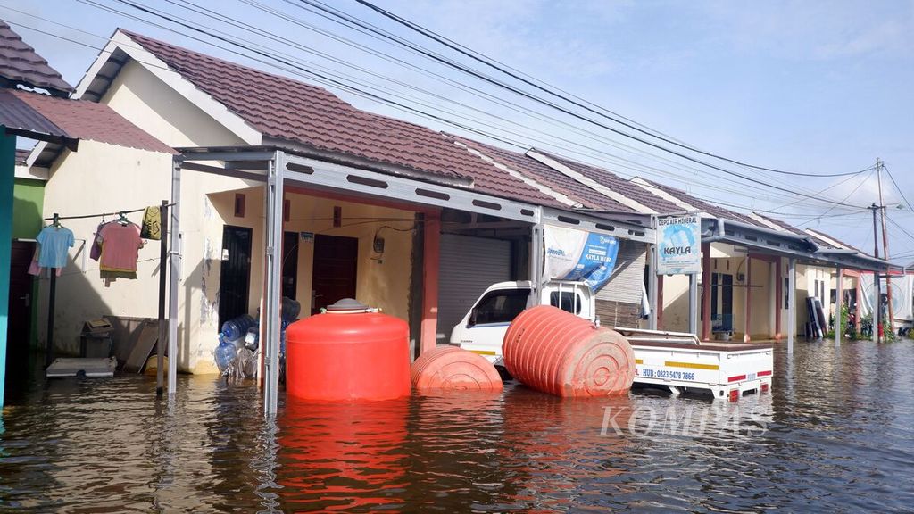 Sebagian rumah warga di Kelurahan Sungai Lulut, Kecamatan Banjarmasin Timur, Kota Banjarmasin, Kalsel, ditinggalkan penghuninya mengungsi karena terendam banjir, Sabtu (16/1/2021).