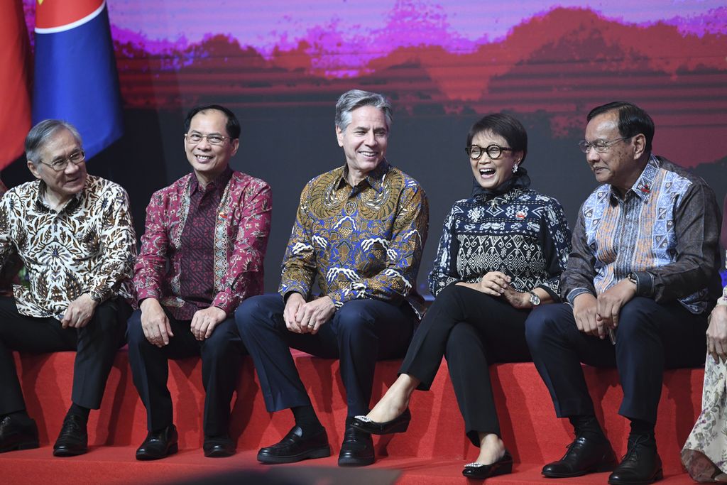 Menteri Luar Negeri Retno Marsudi (kedua kanan), Menlu Thailand Don Pramudwinai (kiri), Menlu Vietnam Bui Thanh Son (kedua kiri), Menlu Kamboja Prak Sokhonn (kanan) dan Menlu Amerika Serikat Antony J Blinken (tengah) berfoto bersama saat Pertemuan Menteri Luar Negeri ASEAN (PMC) bersama Amerika Serikat di Jakarta, Jumat (14/7/2023). 