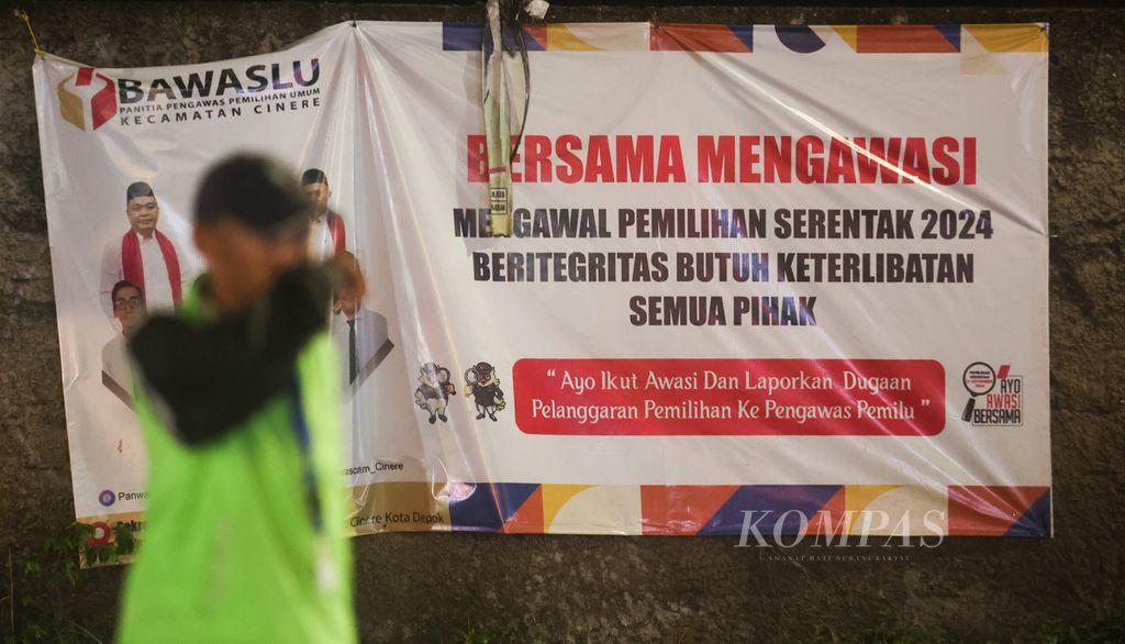 Ajakan peran serta aktif masyarakat untuk pengawasan Pilkada 2024 dipasang Badan Pengawas Pemilu di kawasan Cinere, Depok, Jawa Barat, Kamis (12/9/2024). Maraknya politik uang dan hambatan pengawasan di pelosok membutuhkan partisipasi pemilih untuk ikut mengawasi pilkada. 