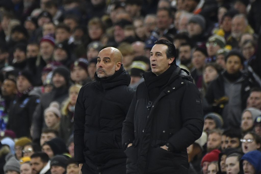 Manajer Aston Villa Unai Emery (kanan) di tepi lapangan bersama Manajer Manchester City Pep Guardiola saat laga Liga Inggris, Kamis (7/12/2023) dini hari WIB. 