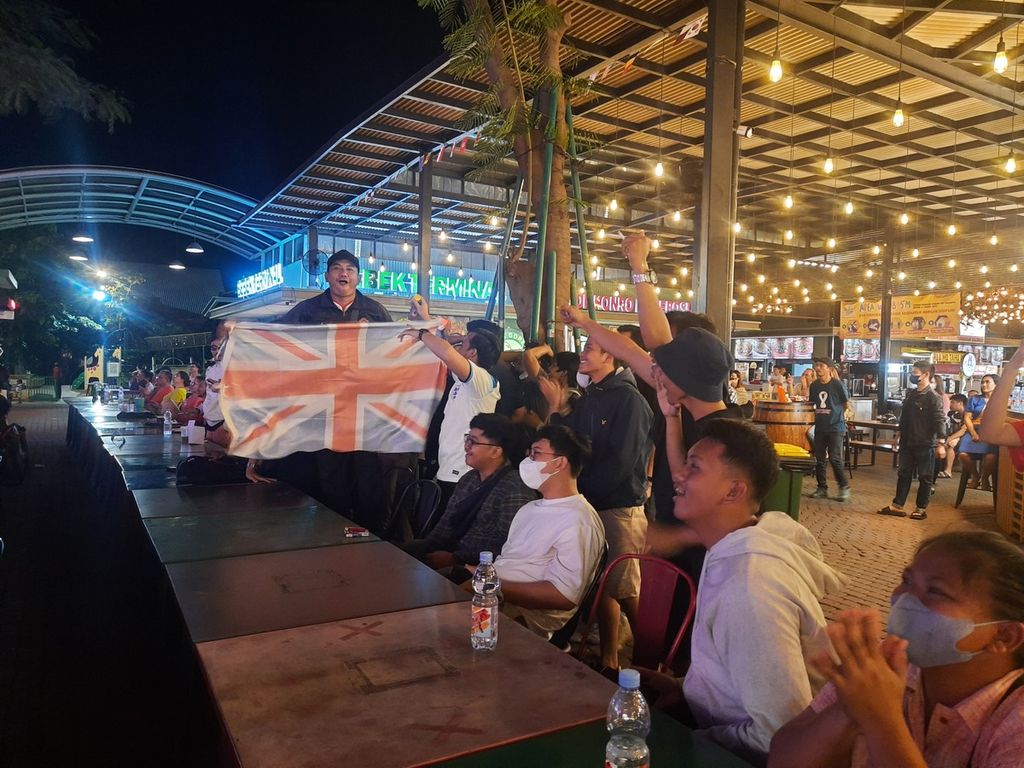 Para suporter berteriak kegirangan dalam acara "nonton bareng" pertandingan Piala Dunia 2022 antara Inggris versus Iran Piala Dunia 2022, Senin (21/11/2022) malam di  Sedayu City, Kelapa Gading, Jakarta, Senin (21/11/2022). Sebagian penggemar Inggris datang dengan pernak-pernik negara tersebut, seperti mengenakan jersei tim "Tiga Singa" serta membawa bendera kebangsaan negara itu.