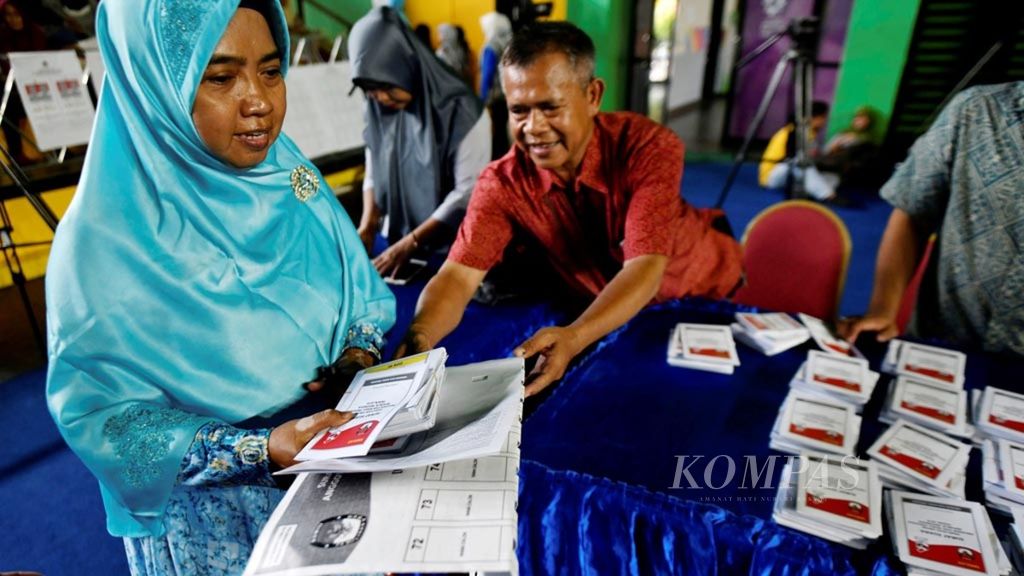 Panitia Pemungutan Suara (PPS) memberikan lembar surat suara khusus untuk penyandang disabilitas kepada pemilih saat simulasi Pemilu 2019 di Jakarta, Sabtu (6/4/2019). 