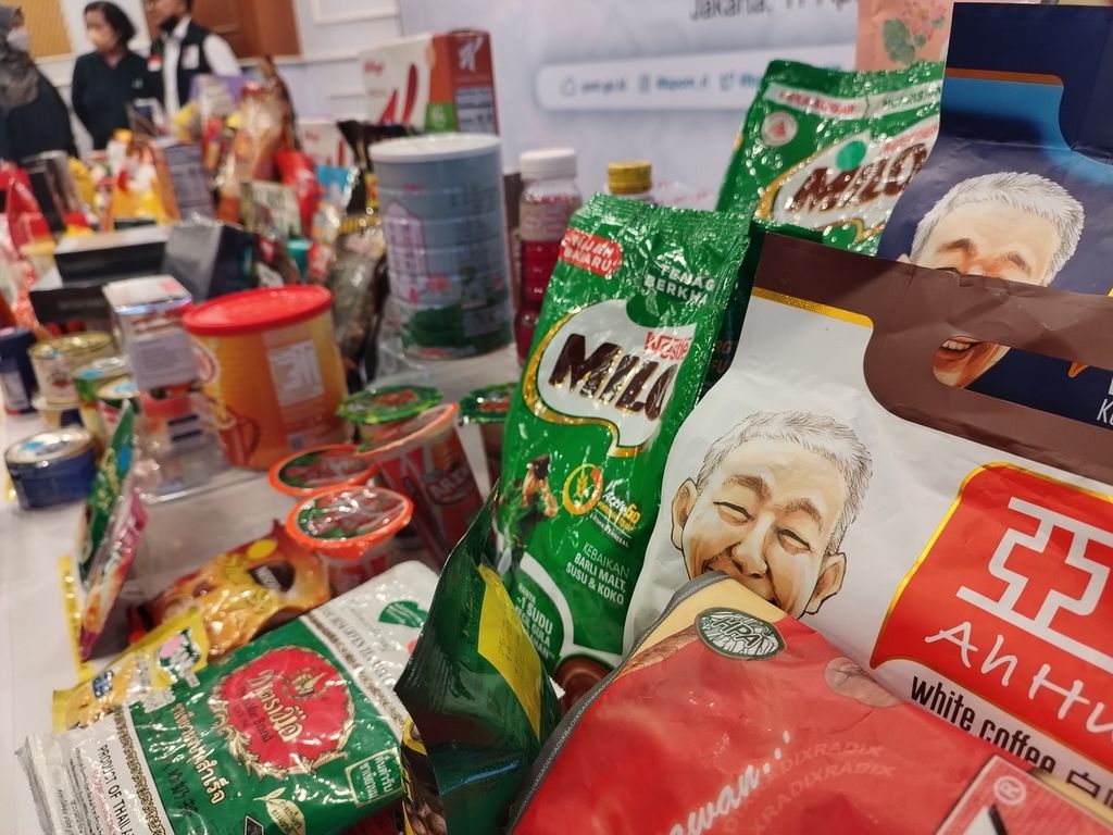 Produk-produk pangan yang disita oleh Badan Pengawas Obat dan Makanan ditunjukkan dalam konferensi pers, di Kantor BPOM, Jakarta, Senin (17/4/2023).