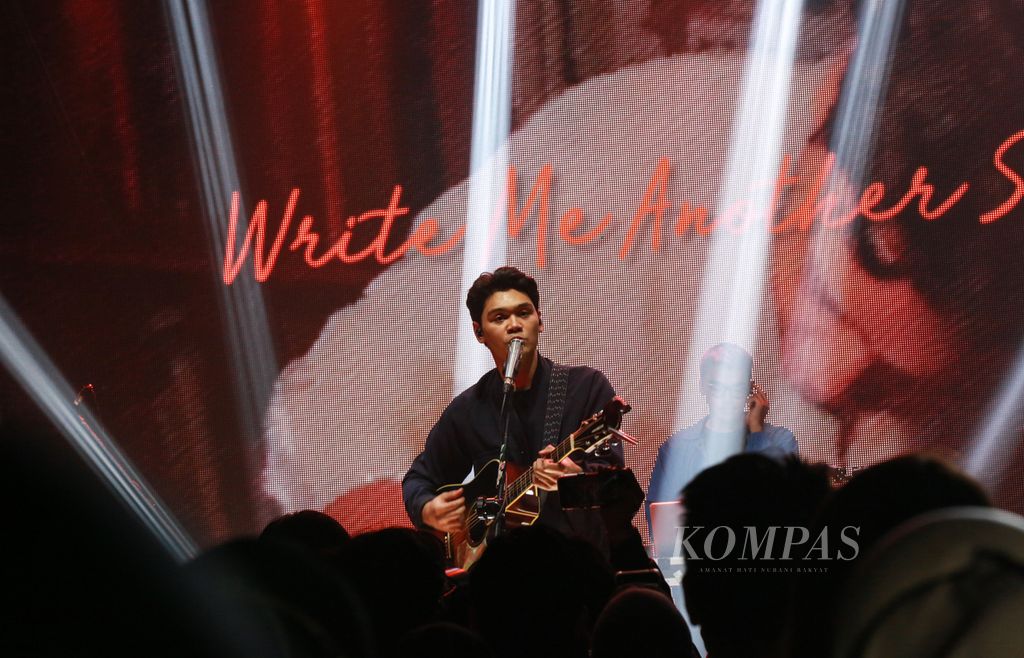 TheOvertunes membawakan lagu "Write Me Another Song" pada penutupan Kompasfest 2022 Presented by BNI bertajuk "Freedom" di M Bloc Space, Jakarta, Sabtu (20/8/2022) malam.