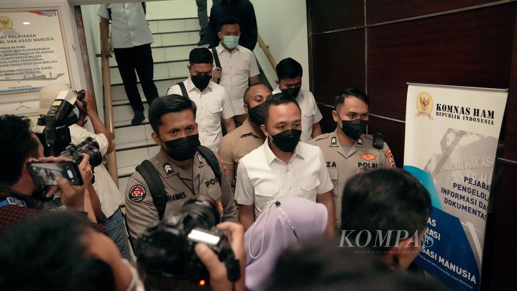 Sejumlah ajudan Kepala Divisi Profesi dan Pengamanan Polri (nonaktif) Inspektur Jenderal Ferdy Sambo keluar setelah menjalani pemeriksaan di Kantor Komnas HAM, Jakarta, Selasa (26/7/2022). 
