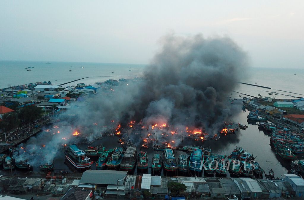 Kobaran api membakar kapal nelayan yang singgah di Pelabuhan Perikanan Pantai Tegalsari, Kota Tegal, Jawa Tengah, Selasa (15/8/2023). 