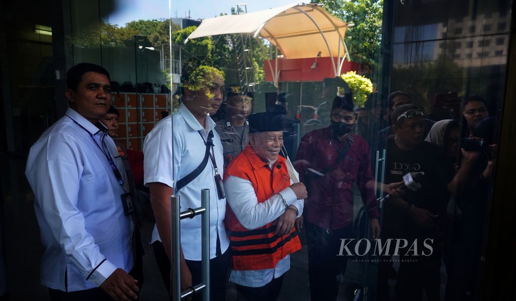 Gubernur Maluku Utara Abdul Ghani Kasuba yang tertangkap operasi tangkap tangan (OTT) Komisi Pemberantasan Korupsi (KPK) digiring menuju mobil tahanan di Gedung KPK, Jakarta, Rabu (20/12/2023). 