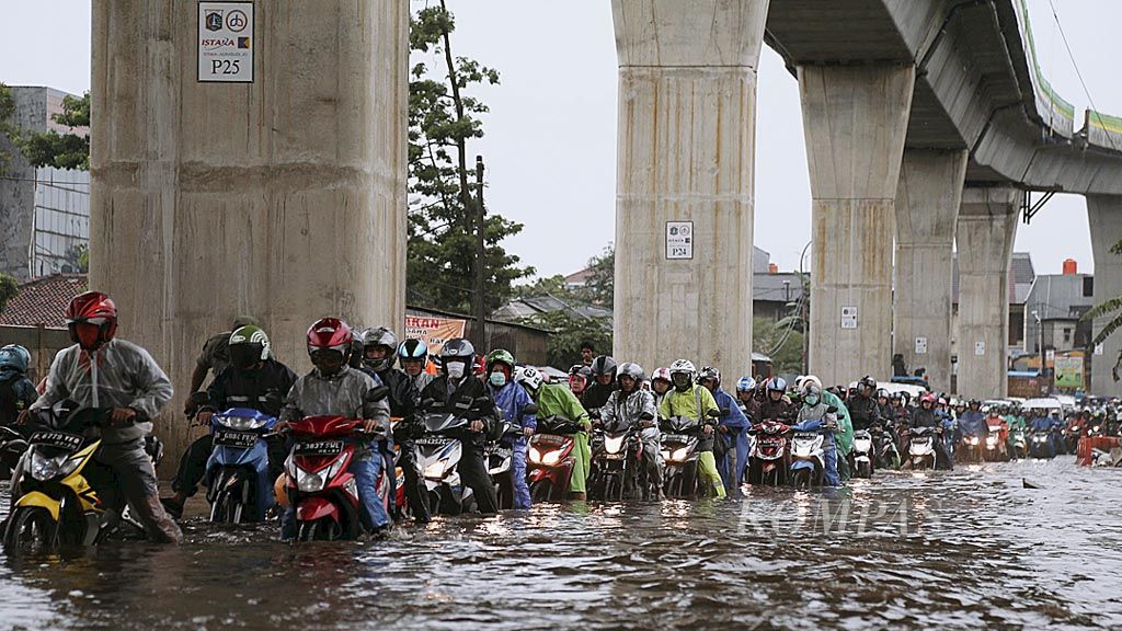 Pengguna jalan antre melintasi banjir setinggi sekitar 25 sentimeter di ruas Jalan Ciledug Raya, Petukangan, Jakarta Selatan, Selasa (21/2). Kemacetan panjang terjadi akibat banjir tersebut. Banjir serupa terjadi di puluhan lokasi lain di Jakarta. 