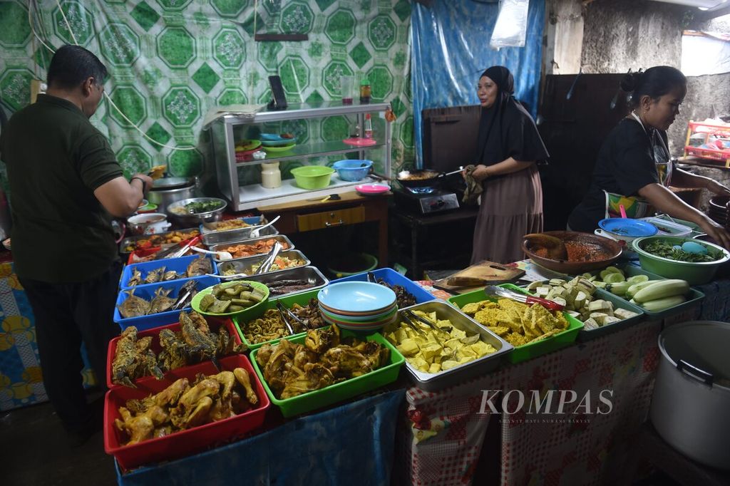 Aktivitas di Warung Makan Ilham di Surabaya, Rabu (21/2/2024). Naiknya harga sejumlah bahan pokok, terutama beras, berdampak pada usaha warung makan. Karena tidak bisa menaikkan harga, beragam cara dilakukan pelaku usaha warung makan agar pelanggan tidak pergi. Mereka pun terpaksa mengurangi porsi.