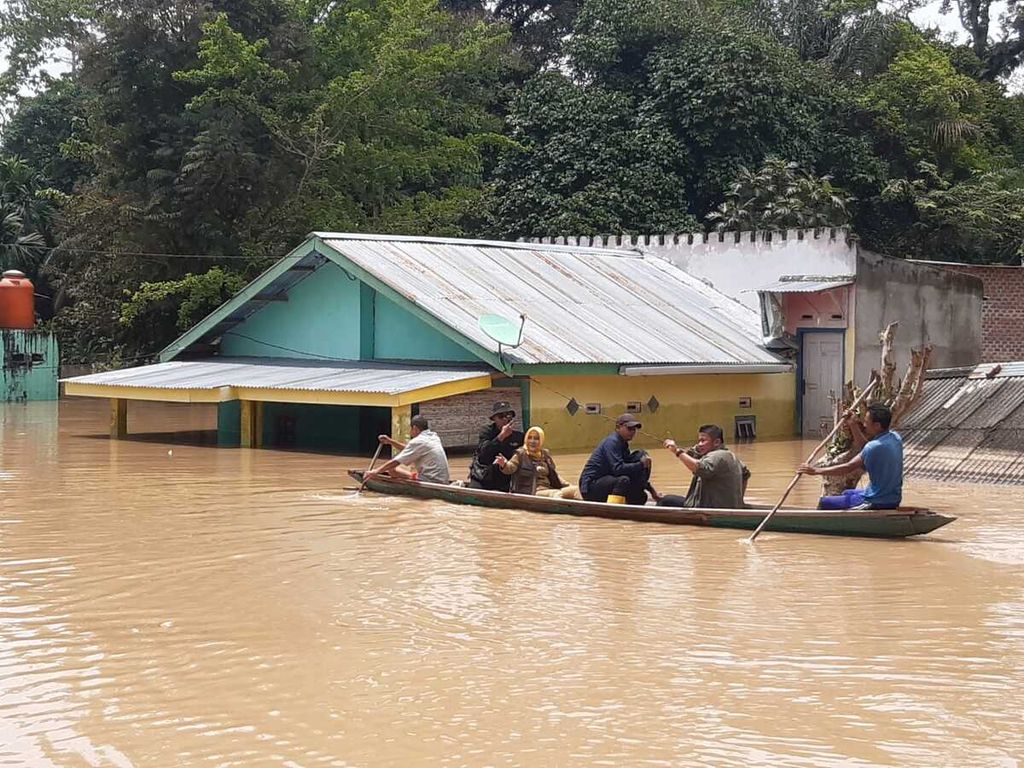 Banjir setinggi lebih dari 2 meter merendam rumah di Kecamatan Muara Kelingi, Kabupaten Musi Rawas, Sumatera Selatan, Selasa (14/03/2023). Akibat banjir, sekitar 8.500 warga mengungsi. Ini menjadi banjir besar terparah sejak lima tahun terakhir.