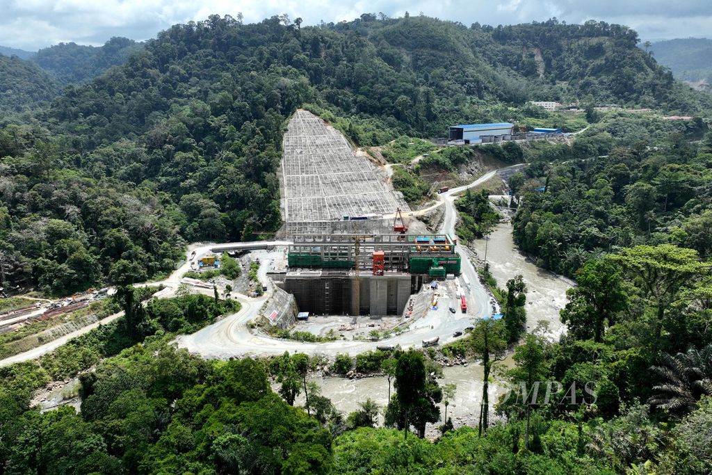 Lanskap pembangunan <i>power house </i>Pembangkit Listrik Tenaga Air (PLTA) Batangtoru di Tapanuli Selatan, Sumatera Utara, Rabu (24/7/2024). PLTA dengan kapasitas total 510 megawatt ini kemajuan pengerjaannya telah mencapai 62 persen dan ditargetkan beroperasi komersial pada 31 Desember 2026. Nilai investasi proyek sebesar 1,67 miliar dollar AS. 