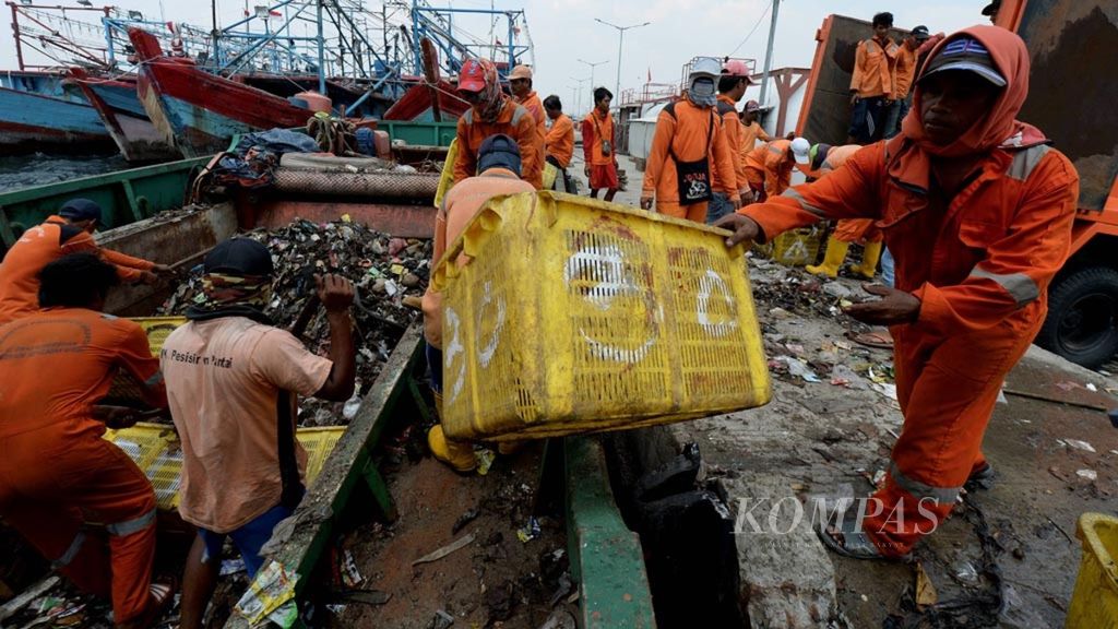 Pasukan oranye dari Unit Petugas Kebersihan (UPK) Pesisir dan Pantai Suku Dinas Lingkungan Hidup Kepulauan Seribu, DKI Jakarta, melakukan bongkar muat sampah yang diangkut dari Pulau Tidung di Pelabuhan Dermaga Kali Adem, Muara Angke, Jakarta Utara, Kamis (7/9). Selama tiga hari penyisiran di sepanjang pantai Pulau Tidung, mereka mendapatkan 45 kubik sampah laut yang didominasi oleh sampah plastik. 