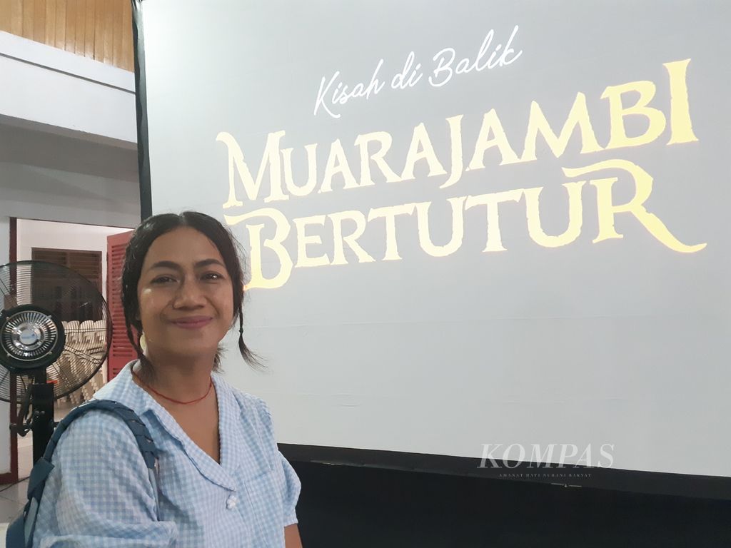 Sutradara Nia Dinata dalam sosialisasi serial dokumenter <i>Muarajambi Bertutur </i>di Museum Jambi, Jambi, Selasa (13/12/2022). Serial dokumenter mengenai peninggalan arkeologis tersebut akan ditayangkan pada awal tahun 2023.