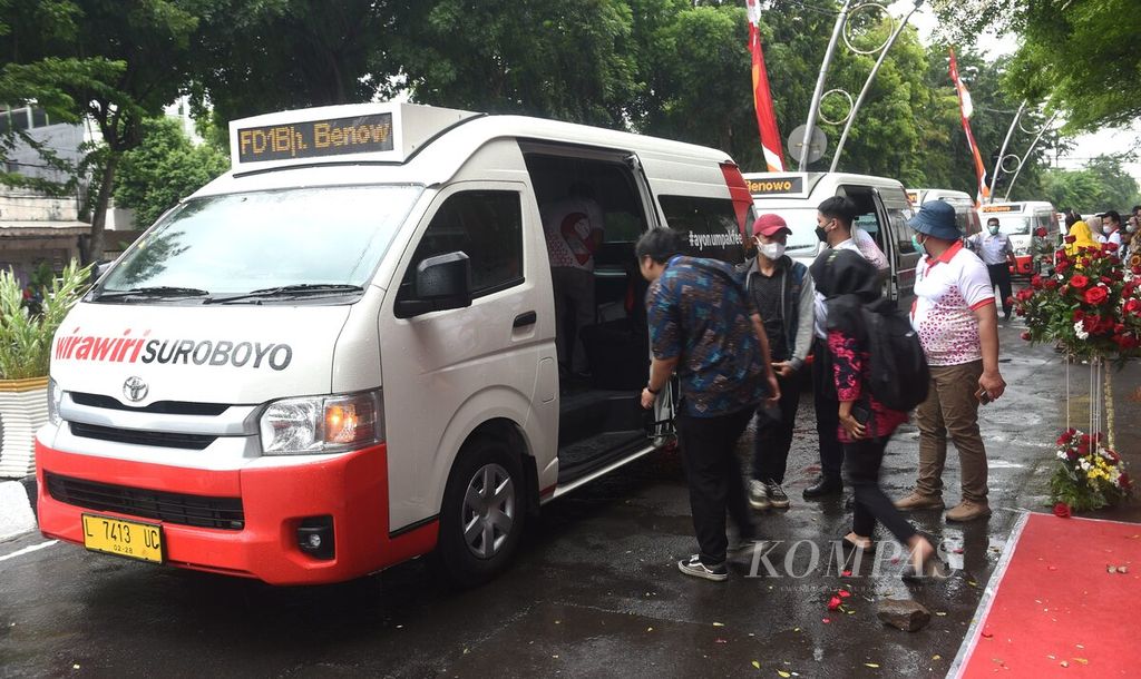Tamu undangan naik angkutan <i>feeder</i> Wirawiri Suroboyo yang baru diresmikan di Surabaya, Jawa Timur, Kamis (2/3/2023).
