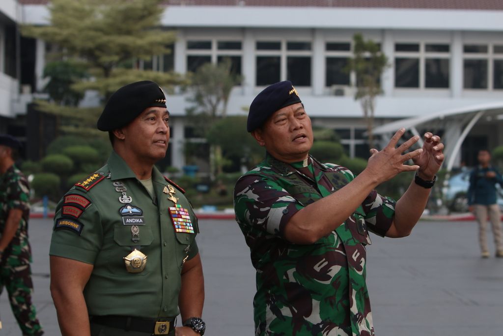 Panglima TNI Jenderal Andika Perkasa (kiri) dan Kepala Staf TNI Angkatan Laut Laksamana Yudo Margono (kanan) menghadiri pelepasan Satgas Maritime Task Force di Dermaga Kolinlamil, Tanjung Priok, Jakarta Utara, Kamis (1/12/2022). 