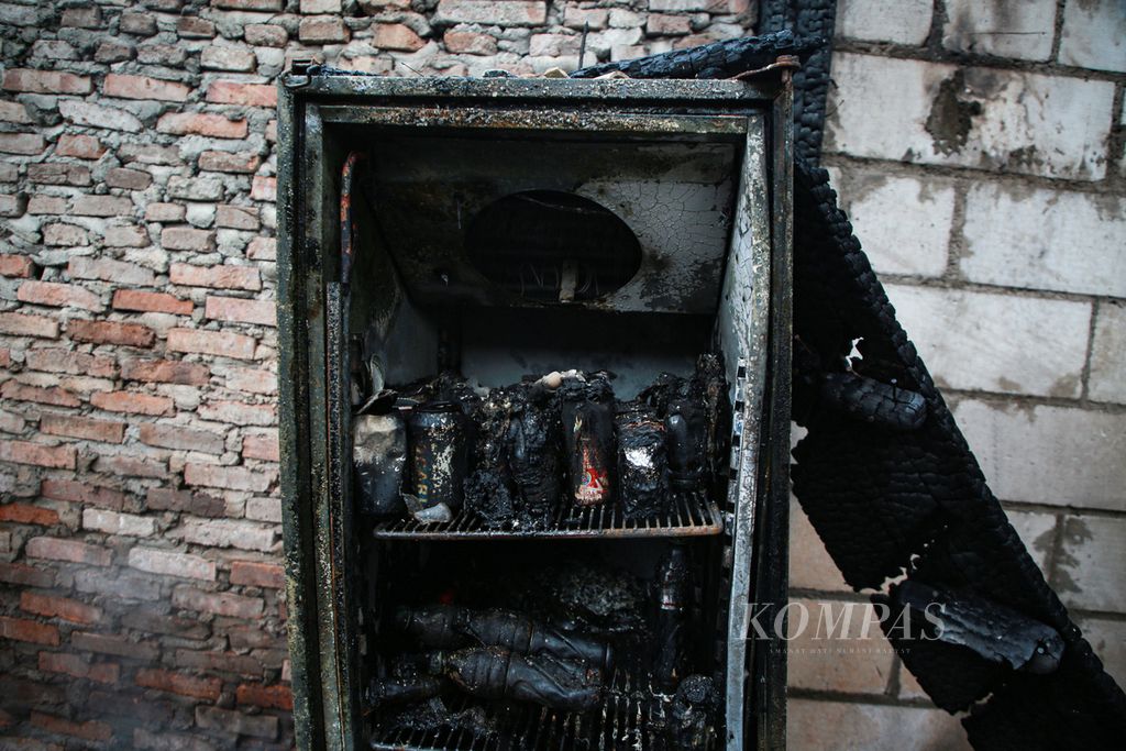 Dagangan warga yang habis terbakar dilalap si jago merah di kawasan Manggarai, Tebet, Jakarta Selatan, Sabtu (17/12/2022).