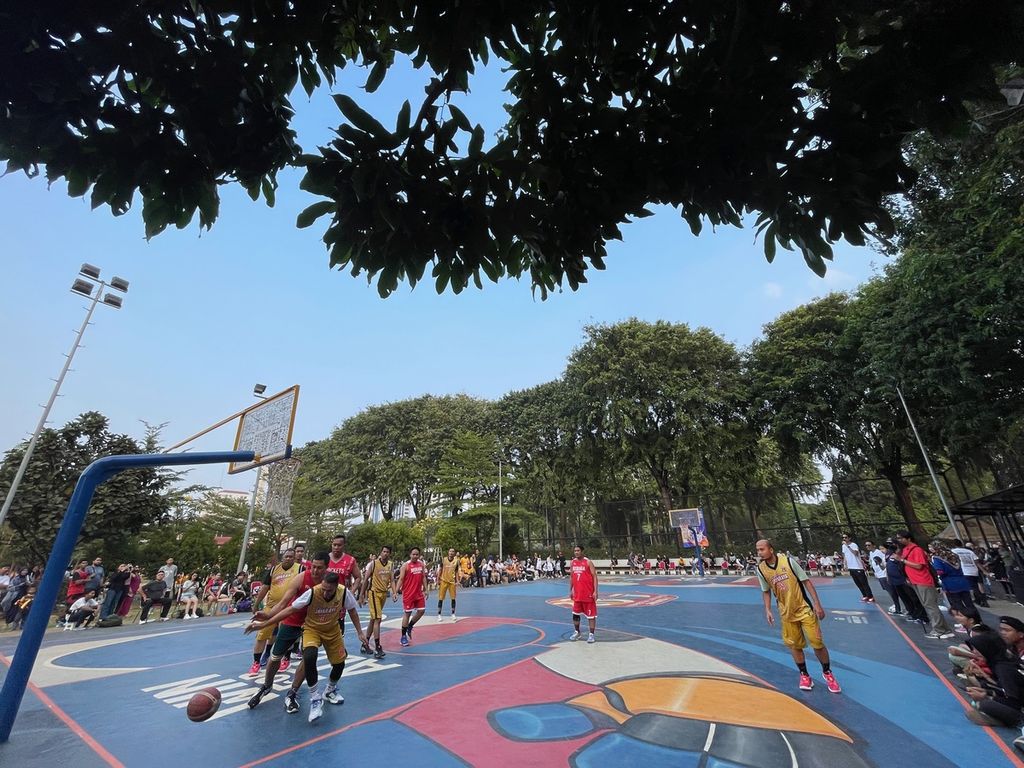 Acara Basketball Meet-up di Lapangan Banteng, Jakarta, pada Sabtu (19/8/2023). Acara yang dihadiri berbagai profesi dan komunitas itu digelar sebagai ajang promosi jelang Piala Dunia FIBA 2023.