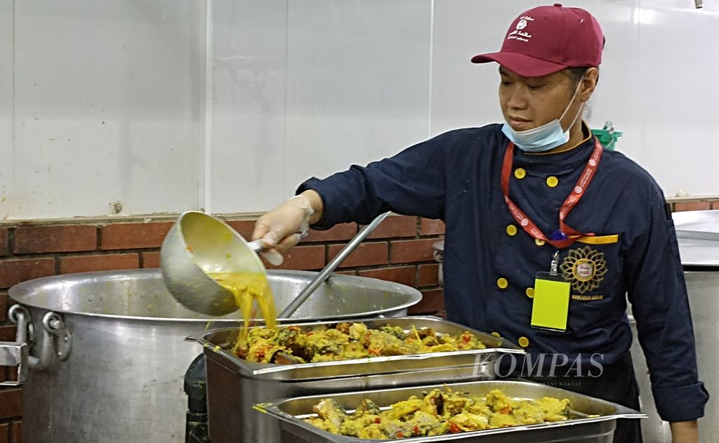 Ucup Putra, seorang koki, sedang memasak ikan patin kuah kuning di dapur katering Maidah Al Qasr di kawasan Zaidi, Mekkah, Arab Saudi, Senin (20/6/2022). Masakan itu akan disajikan untuk jemaah Indonesia selama di Mekkah.