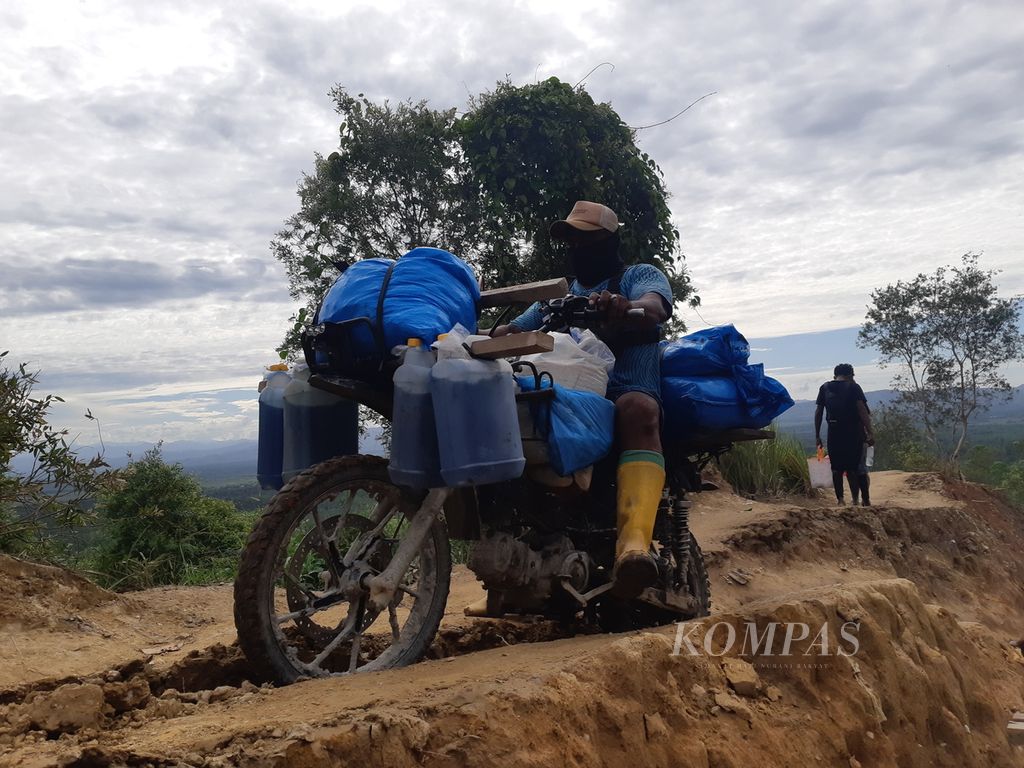 Fuel mobilization to illegal gold mines in Mount Botak, Buru Island, Maluku, on Tuesday (20/6/2023). The price of one liter of pertalite there reaches IDR 25,000.