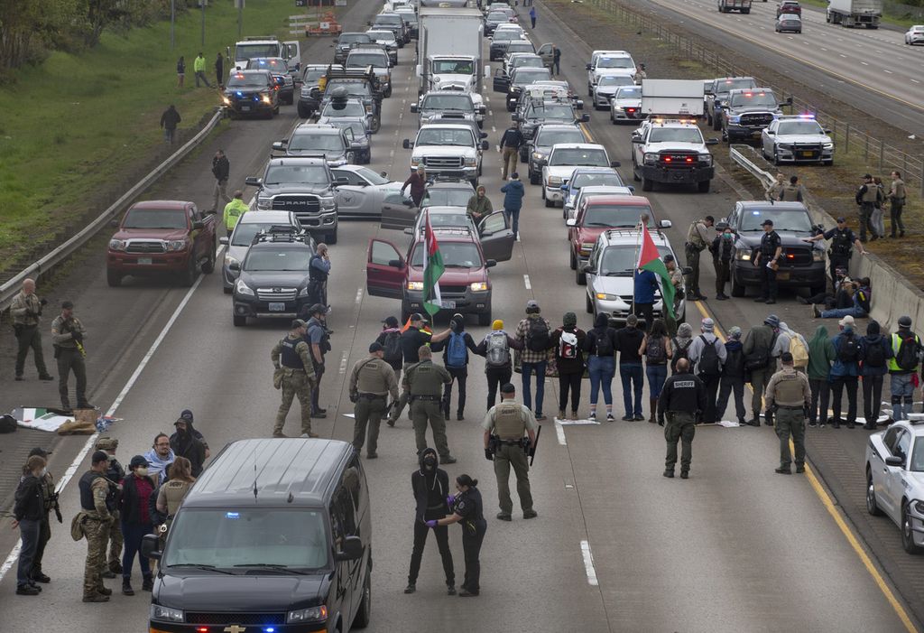 Demonstran pro-Palestina memblokade jalan di Oregon, Amerika Serikat, Senin (15/4/2024) waktu setempat.