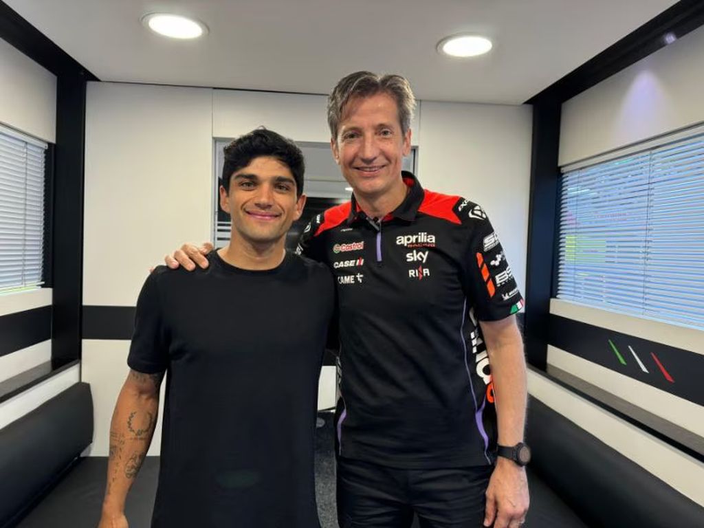 Jorge Martin (kiri) berfoto dengan CEO Aprilia Racing Massimo Rivola di Sirkuit Mugello, Italia, Senin (3/6/2024). Martin resmi diumumkan oleh Aprilia sebagai pebalap MotoGP tim pabrikan asal Noale, Italia, itu, mulai musim 2025 dengan kontrak tahun jamak. Kepindahan Martin dari Pramac Racing ke Aprilia ini menjadi indikasi kuat Marc Marquez akan berlabuh di tim pabrikan Ducati.