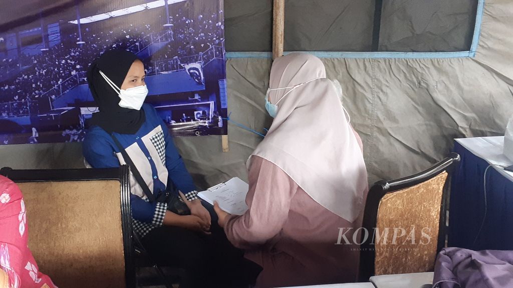 Seorang korban tragedi Kanjuruhan sedang menerima layanan konsultasi psikologis di Posko Pusat Krisis Tragedi Kanjuruhan di Balai Kota Malang, Rabu (05/10/2022).