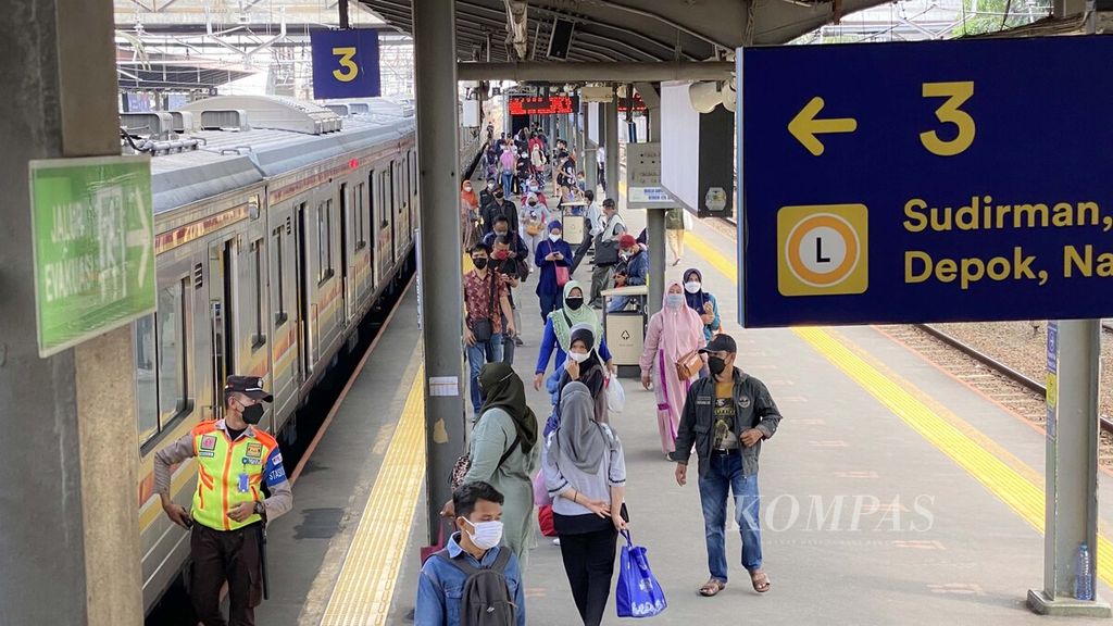  Para penumpang kereta rel listrik (KRL) Commuter Line berjalan menuju pintu keluar di Stasiun Tanah Abang, Jakarta, Rabu (17/11/2021). Pengguna KRL Commuter Line terus meningkat seiring dengan turunnya status pemberlakuan pembatasan kegiatan masyarakat (PPKM) di Jabodetabek menjadi Level 1 sejak 2 November lalu. Meskipun terdapat perubahan status tersebut, PT Kereta Commuter Indonesia menyampaikan bahwa operasional KRL Commuter Line tetap ada pembatasan sesuai dengan Surat Edaran Kementerian Perhubungan Nomor 97 Tahun 2021.