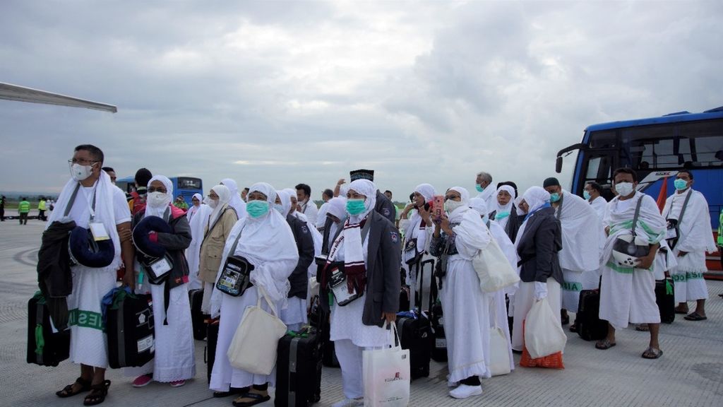Calon jemaah haji yang tergabung dalam kelompok terbang (kloter) pertama embarkasi Lombok turun dari bus Damri untuk selanjutnya naik ke pesawat, Senin (20/6/2022). Mereka akan langsung diterbangkan dari Bandara Lombok menuju Jeddah, Arab Saudi.