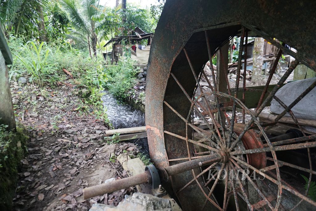 Kincir air pembangkit listrik tenaga mikrohidro tampak tak lagi berfungsi, Kamis (14/7/2022), di Desa Mengkang, Kecamatan Lolayan, Kabupaten Bolaang Mongondow, Sulut.