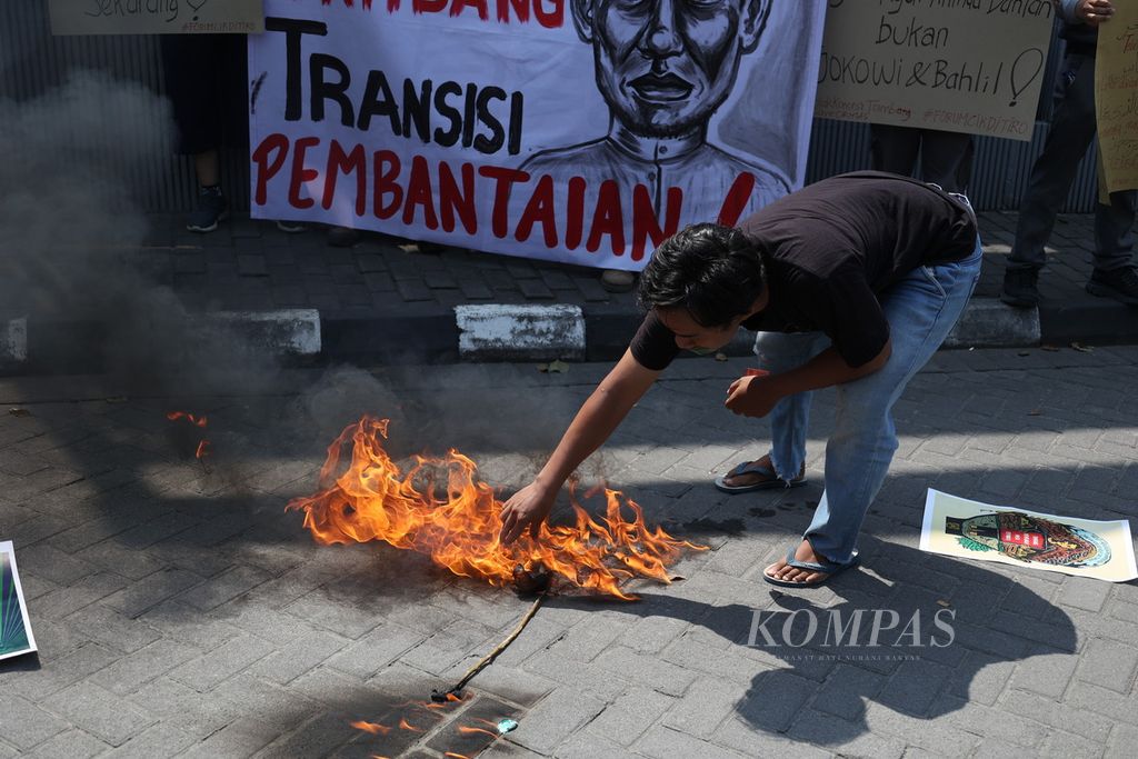 Pengunjuk rasa dari Forum Cik Di Tiro dan Jaringan Gugat Demokrasi menggelar aksi protes saat berlangsung kegiatan Konsolidasi Nasional di Universitas Aisyiyah Yogyakarta, Kabupaten Sleman, Daerah Istimewa Yogyakarta, Sabtu (27/7/2024). 