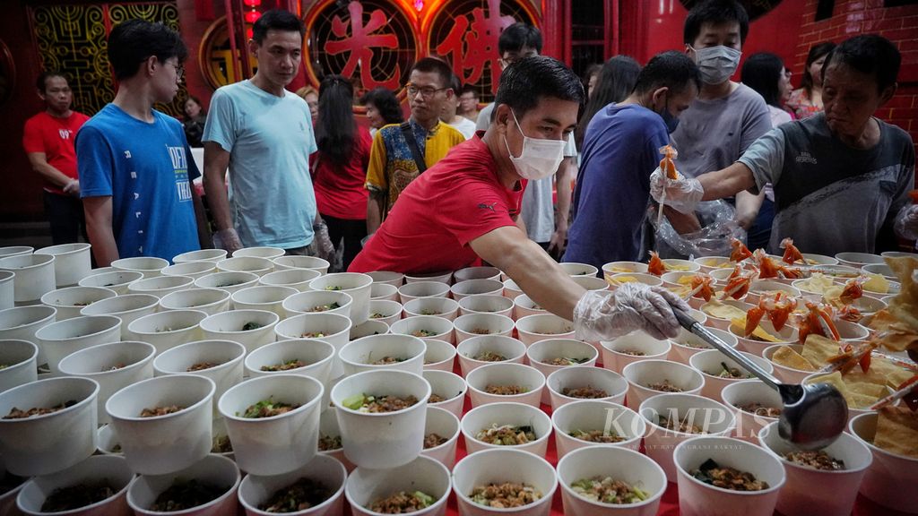 Umat Wihara Dharma Bakti, Glodok, Jakarta, menyiapkan makanan untuk buka puasa warga di halaman wihara, Minggu (17/3/2024). 