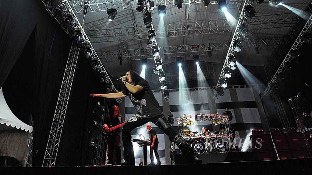 Aksi akrobatik James LaBrie, vokalis Dream Theater, dalam konser Dream Theater bertajuk Images, Words & Beyond, 25th Anniversary Tour, di Stadium Kridosono, Yogyakarta, Jumat (29/9).