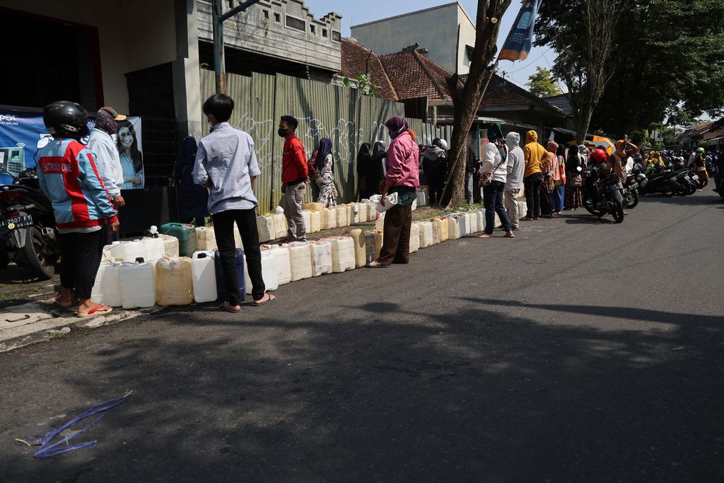 Warga antre membeli minyak goreng curah di salah satu penyalur di ibu kota Kabupaten Temanggung, Jawa Tengah, Kamis (14/4/2022). Pembeli minyak goreng curah seharga Rp 15.500 per kilogram di tempat itu dibatasi maksimal 600 orang per hari. Sebagian besar pembeli adalah para pedagang makanan yang tergantung pada ketersediaan minyak goreng dalam menjalankan usahanya.