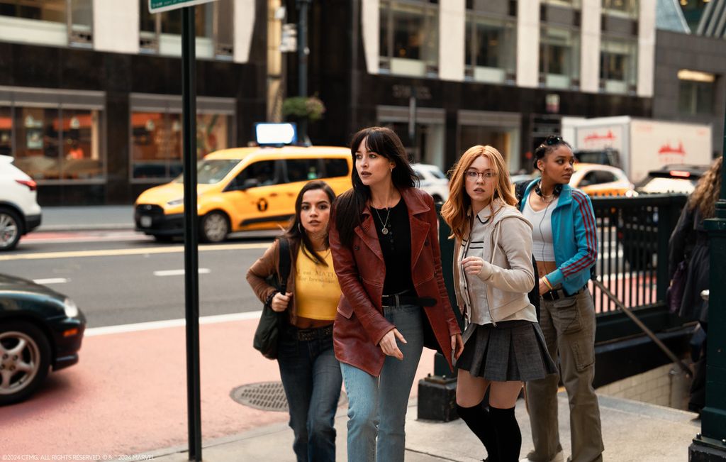 Cassie (Dakota Johnson) bersama Julia (Sydney Sweeney), Anya Corazon (Isabel Merced), dan Mattie Franklin (Celeste O’Connor) menyelamatkan diri dari Ezekiel Sims (Tahar Rahim).
