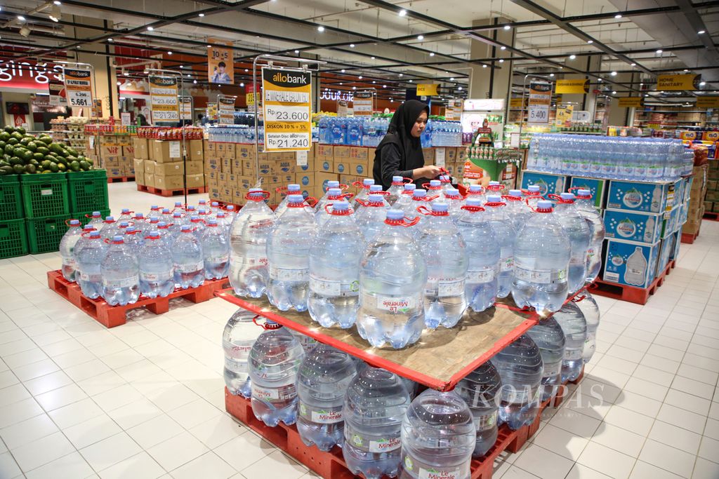 Pengunjung berbelanja di supermarket ritel Transmart di Jakarta, Rabu (8/11/2023). Perusahaan ritel mulai mengeluhkan penurunan penjualan setelah munculnya gerakan masyarakat memboikot produk yang berafiliasi dengan Israel. 