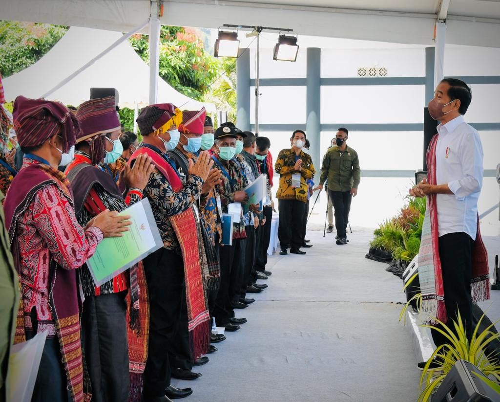 Presiden Jokowi menyerahkan Surat Keputusan (SK) Hutan Sosial dan SK Tanah Obyek Reforma Agraria (TORA) kepada masyarakat di Kabupaten Humbang Hasundutan, Provinsi Sumatera Utara, pada Kamis, 3 Februari 2022.