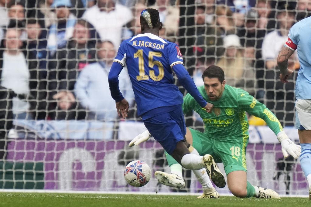 Striker Chelsea Nicolas Jackson (kiri) gagal memanfaatkan peluang gol saat laga semifinal Piala FA melawan Manchester City, di Stadion Wembley, London, Minggu (21/4/2024) dini hari WIB.