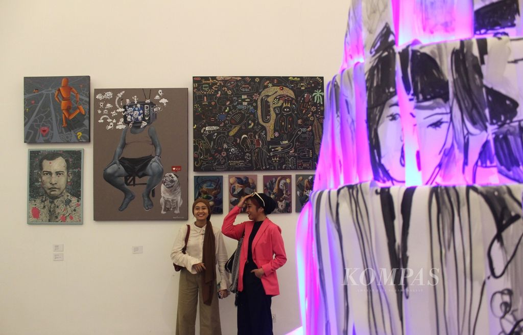 Suasana pameran seni rupa “Betawi Masa Kini, Masa Gitu?!” di ruang Annex Gallery di Taman Ismail Marzuki, DKI Jakarta, Jumat (3/6/2022) malam.
