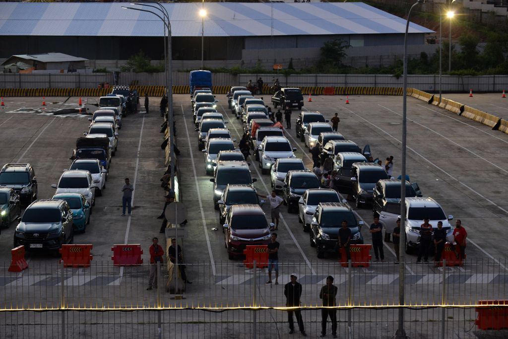 Sejumlah mobil menunggu kedatangan feri di Pelabuhan Bakauheni, Provinsi Lampung, Jumat (17/3/2023). 