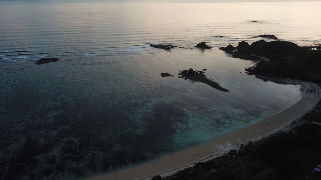 Suasana menjelang matahari terbenam di Pantai Seger di kawasan Pujut, Mandalika, Lombok Tengah, Nusa Tenggara Barat, Senin (22/11/2021). 
