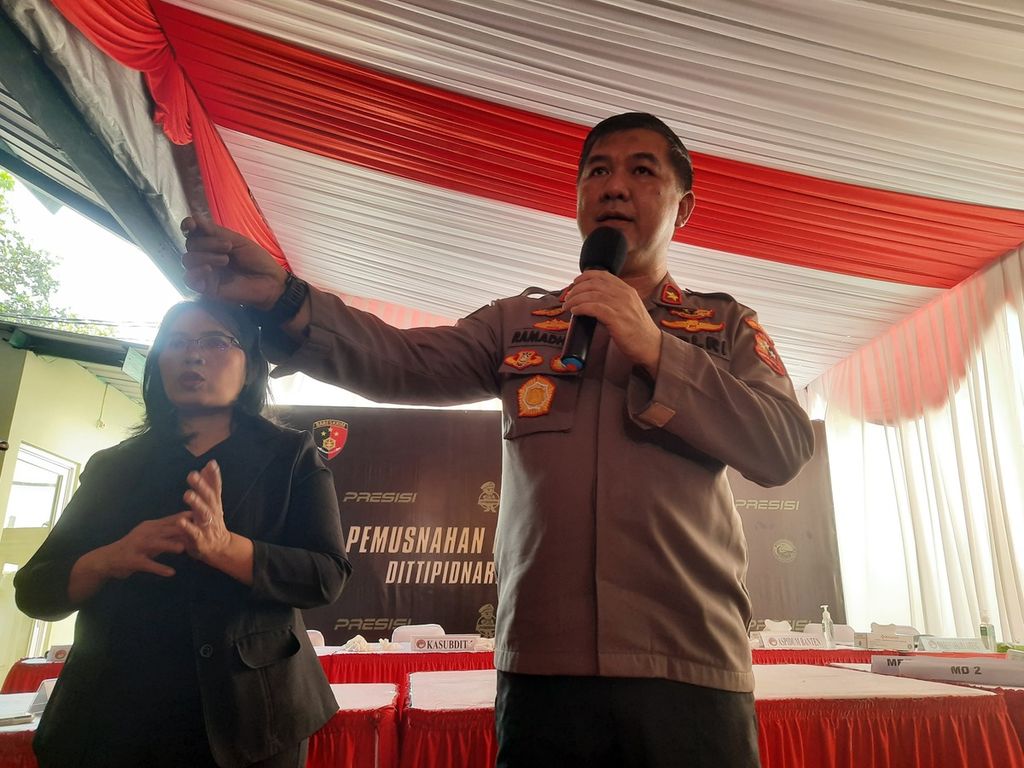 Kepala Biro Penerangan Masyarakat Divisi Humas Polri Brigjen (Pol) Ahmad Ramadhan menjelaskan kasus terbaru tindak pidana perdagangan orang (TPPO) di Rumah Sakit Pusat Angkatan Darat (RSPAD) Gatot Soebroto, Jakarta, Jumat (9/6/2023). 