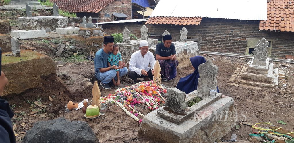 Keluarga berdoa di makam Rasni korban pembunuhan yang diduga dilakukan orang dekatnya, di Desa Cangkoak, Kecamatan Dukupuntang, Kabupaten Cirebon, Jawa Barat, Senin (27/11/2023). 