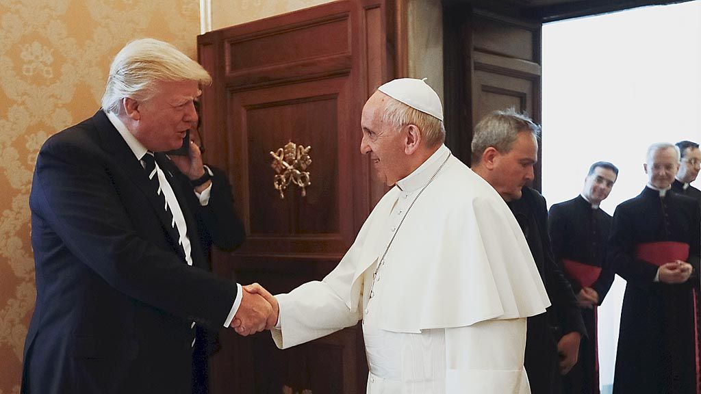 Paus Fransiskus berjabat tangan dengan Presiden Amerika Serikat Donald Trump di Vatikan, Rabu (24/5). Paus Fransiskus meminta Trump untuk meningkatkan perdamaian dunia.  